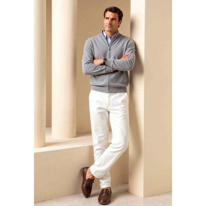 Cardigan da uomo con zip in maglia fine grigio – indossato appoggiato al muro