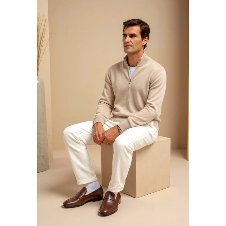 Cardigan da uomo con zip in maglia fine beige – indossato seduto