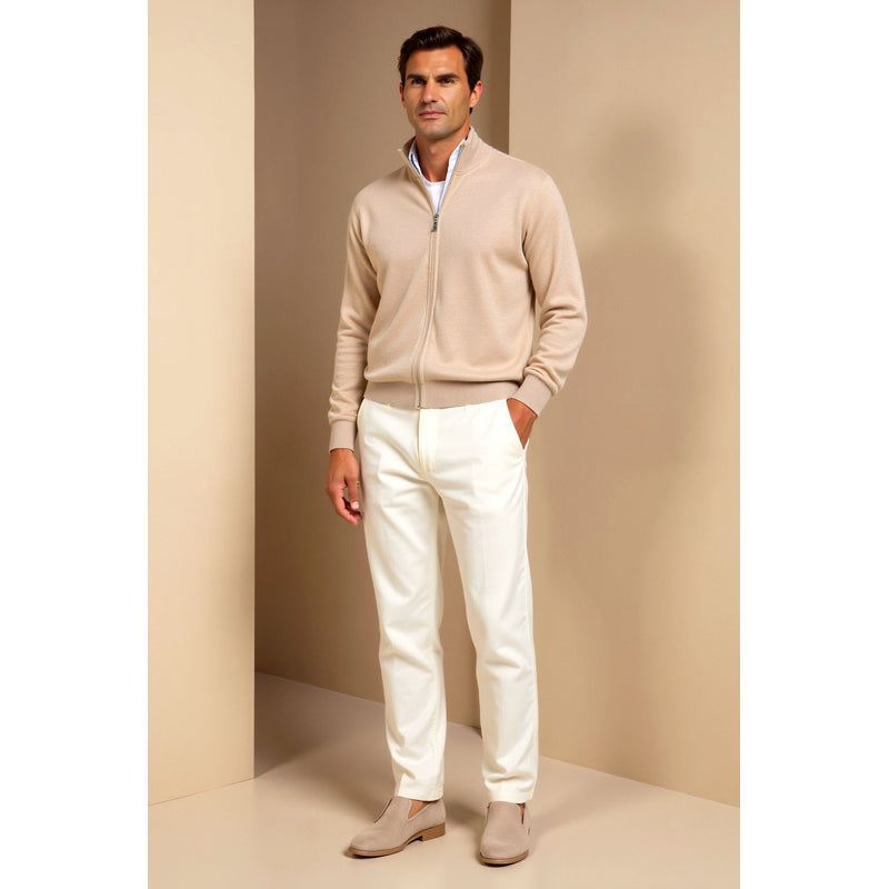 Cardigan da uomo con zip in maglia fine beige – indossato a figura intera