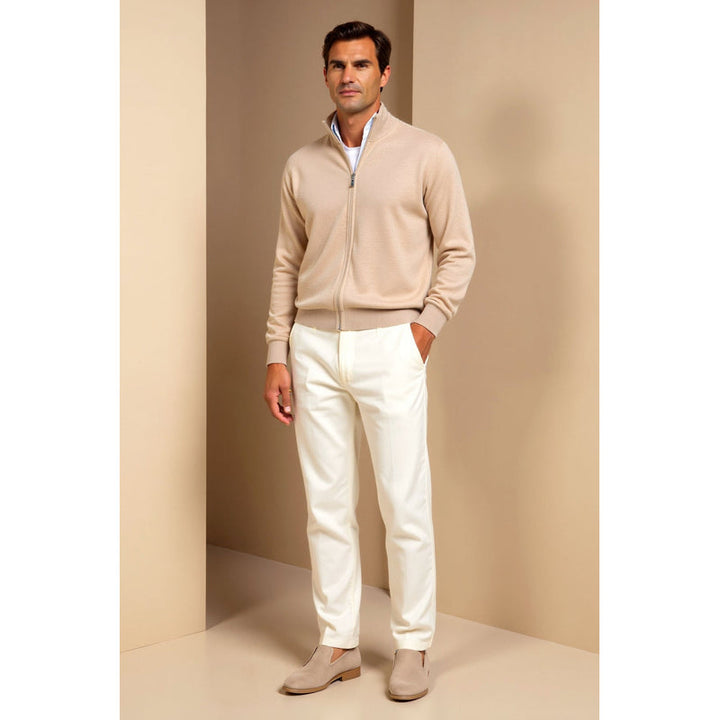 Cardigan da uomo con zip in maglia fine beige – indossato a figura intera