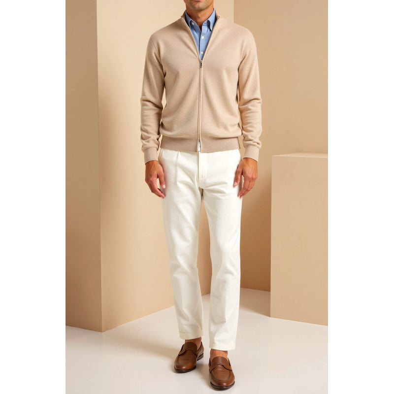 Cardigan da uomo con zip in maglia fine beige – indossato vista frontale