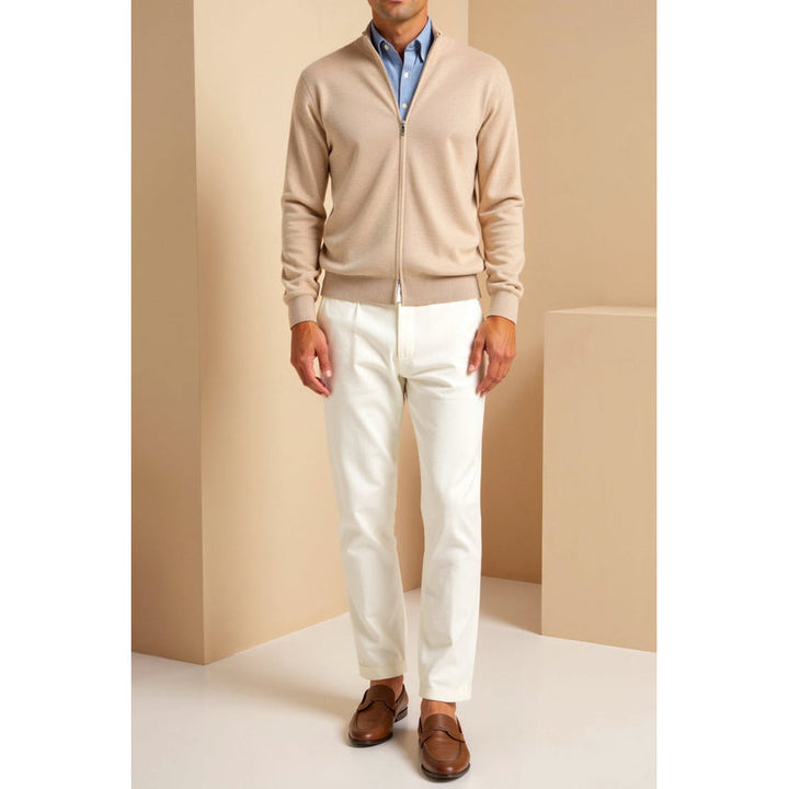 Cardigan da uomo con zip in maglia fine beige – indossato vista frontale