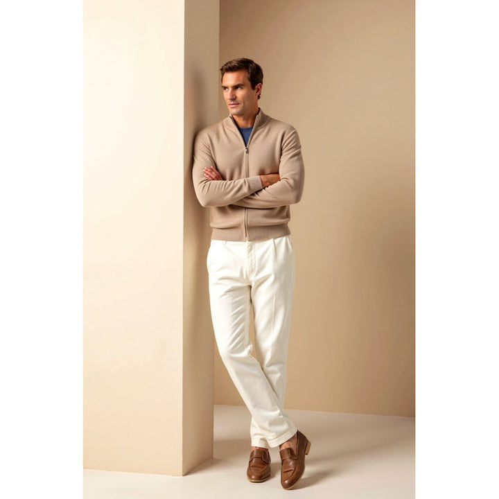 Cardigan da uomo con zip in maglia fine beige – indossato con le mani in tasca