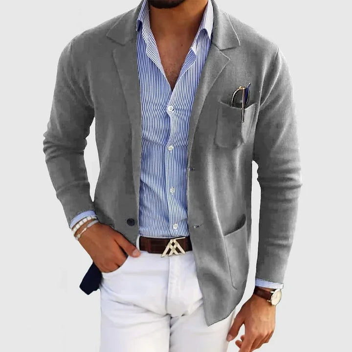 Cardigan da uomo grigio chiaro con revers indossato su camicia a righe
