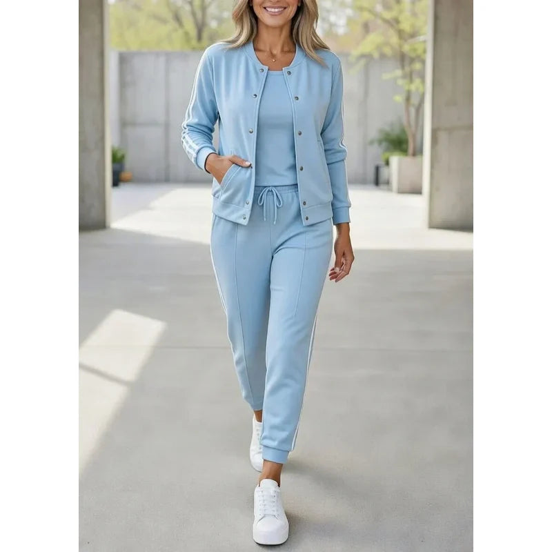 Donna con completo blu in tre pezzi: giacca con zip, top e pantaloni