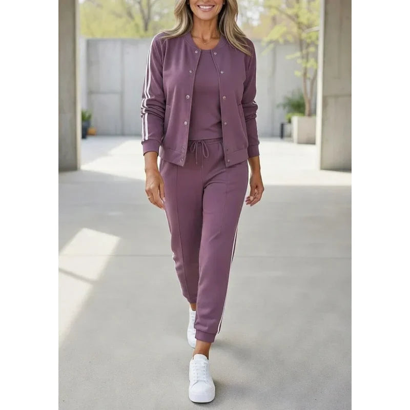 Donna con completo viola in tre pezzi: giacca con zip, top e pantaloni