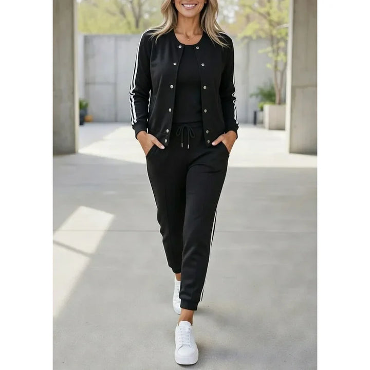 Donna con completo nero in tre pezzi: giacca con zip, top e pantaloni