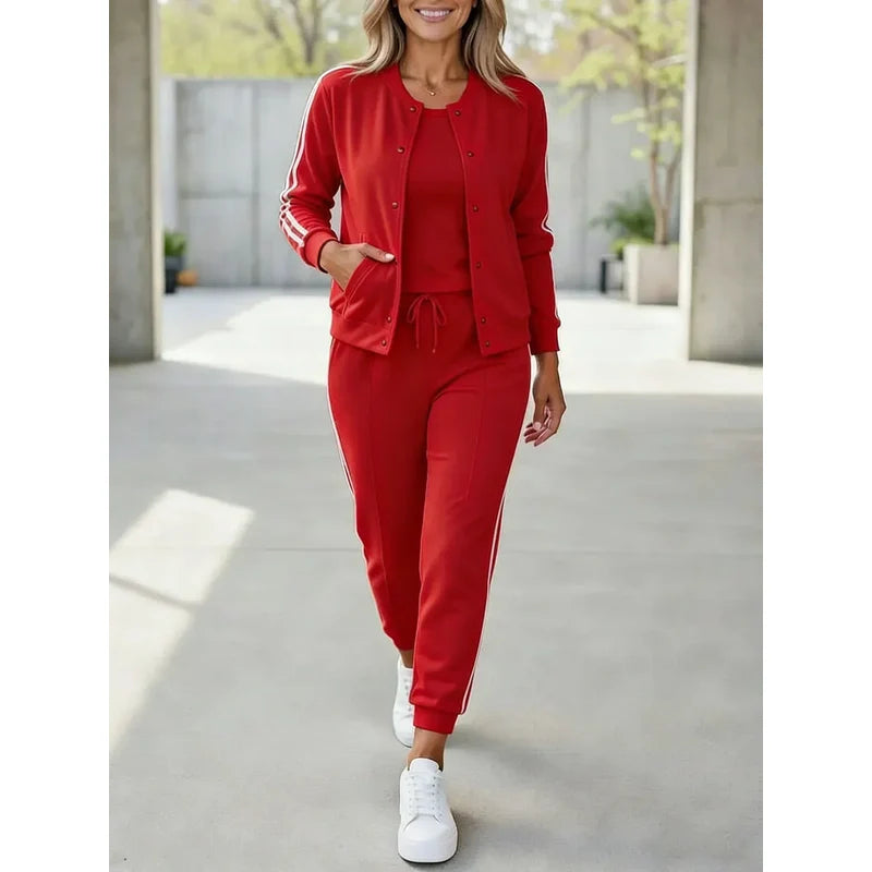 Donna con completo rosso in tre pezzi: giacca con zip, top e pantaloni