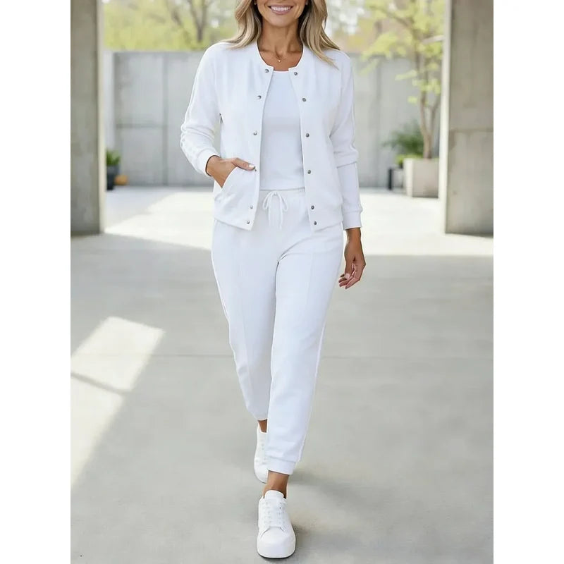 Donna con completo bianco in tre pezzi: giacca con zip, top e pantaloni