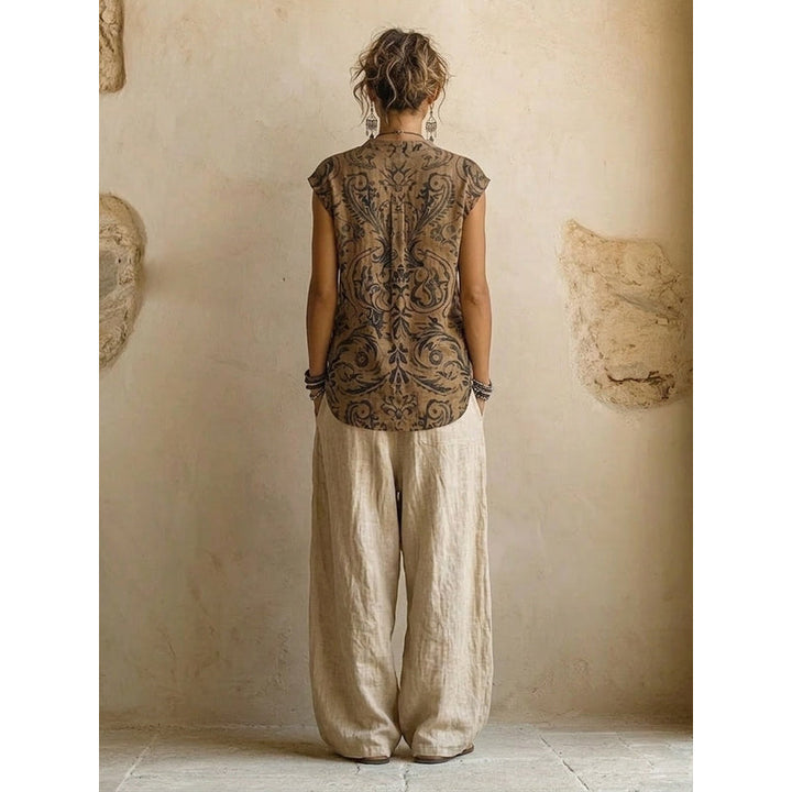Completo da donna in tre pezzi con top stampato, cardigan lungo e pantaloni ampi beige – vista posteriore del top