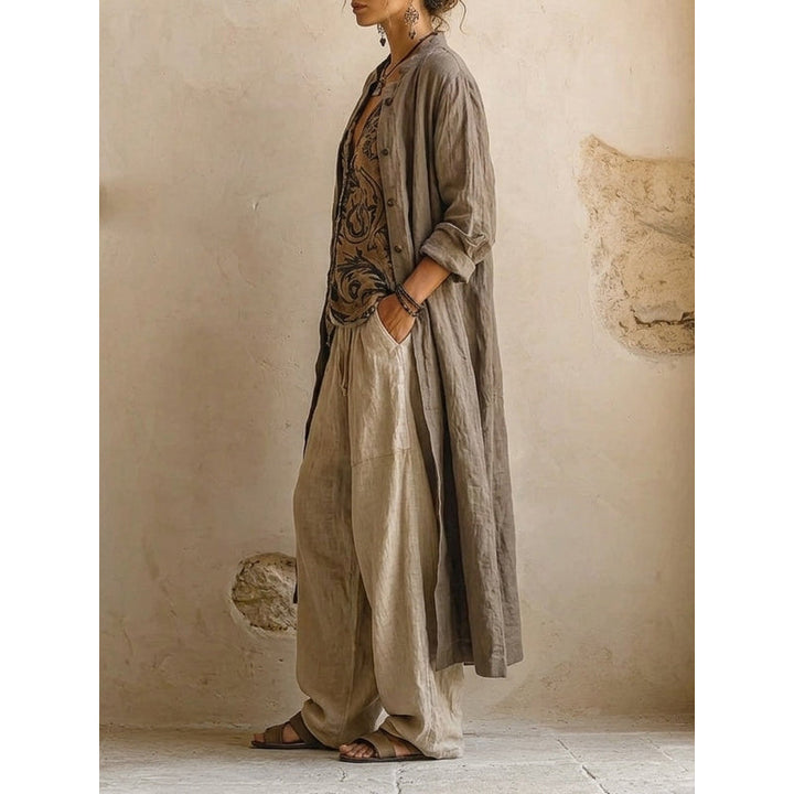 Completo da donna in tre pezzi con top stampato, cardigan lungo e pantaloni ampi beige – vista laterale con cardigan lungo