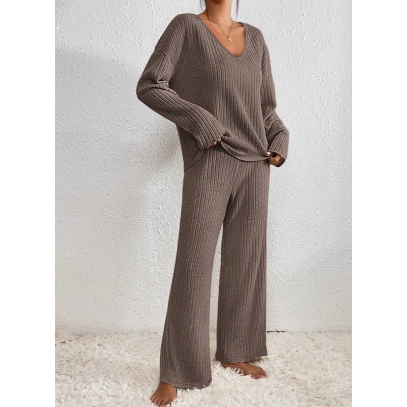 Completo donna marrone a coste con pantaloni ampi – vista frontale