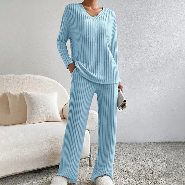 Completo donna azzurro in maglia a coste indossato