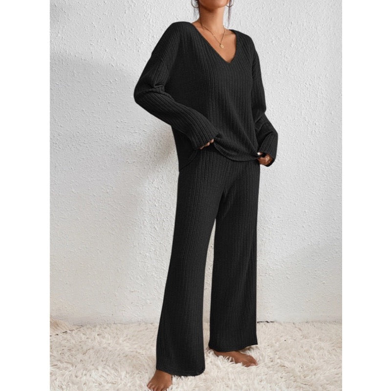 Completo donna nero con maglia scollo a V e pantaloni ampi