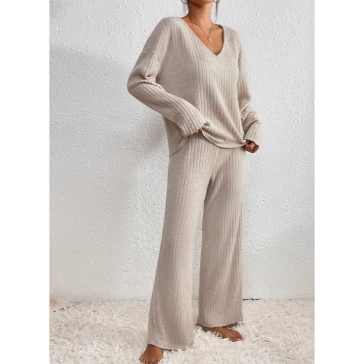 Completo donna beige con pantaloni a gamba larga – vista laterale