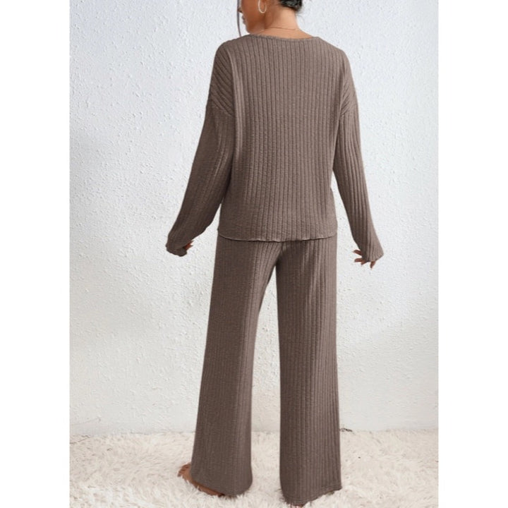 Completo donna marrone con maglia scollo a V indossato
