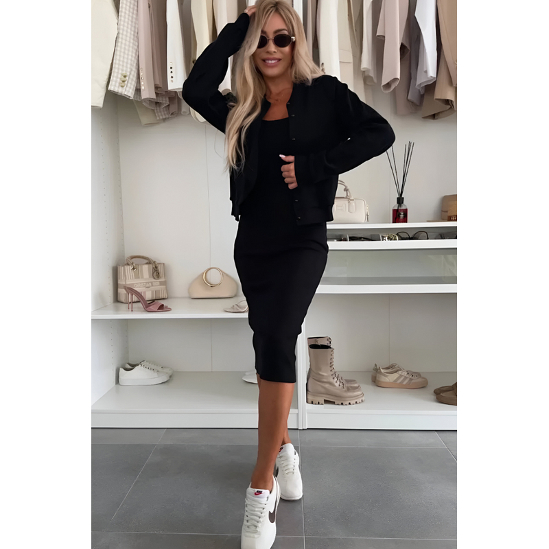 Donna con completo nero: abito midi e cardigan in maglia