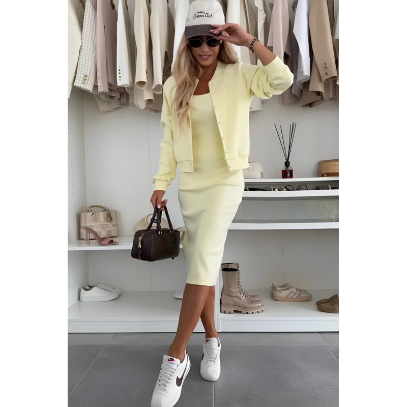 Donna con completo giallo: abito midi e cardigan in maglia