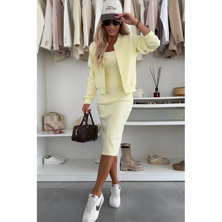 Donna con completo giallo: abito midi e cardigan in maglia