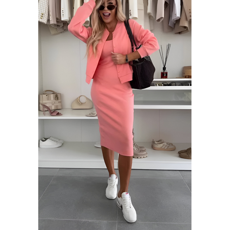 Donna con completo rosa: abito midi e cardigan in maglia