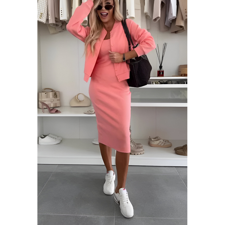 Donna con completo rosa: abito midi e cardigan in maglia