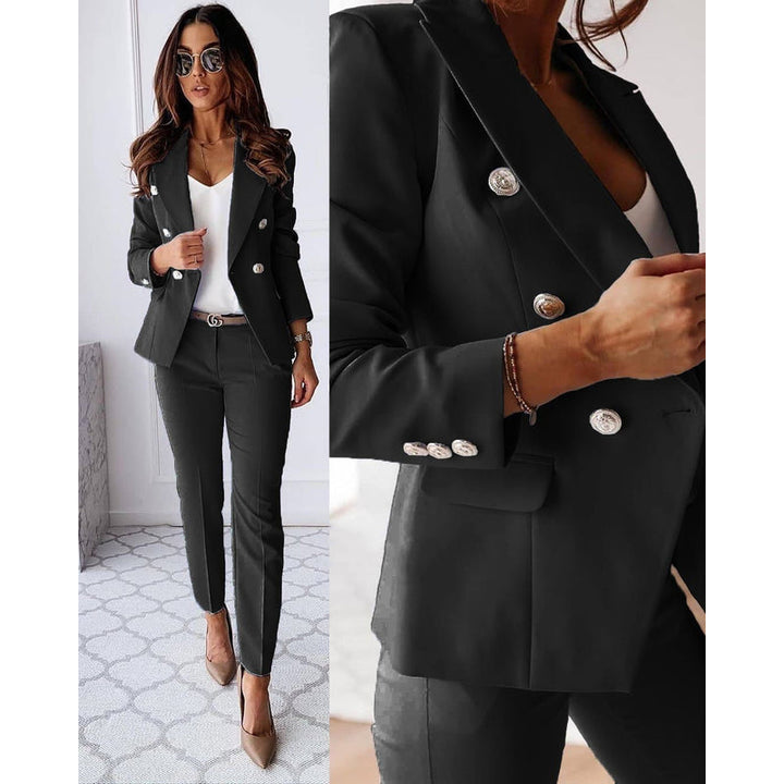 Donna con completo nero: blazer doppiopetto con bottoni dorati e pantaloni