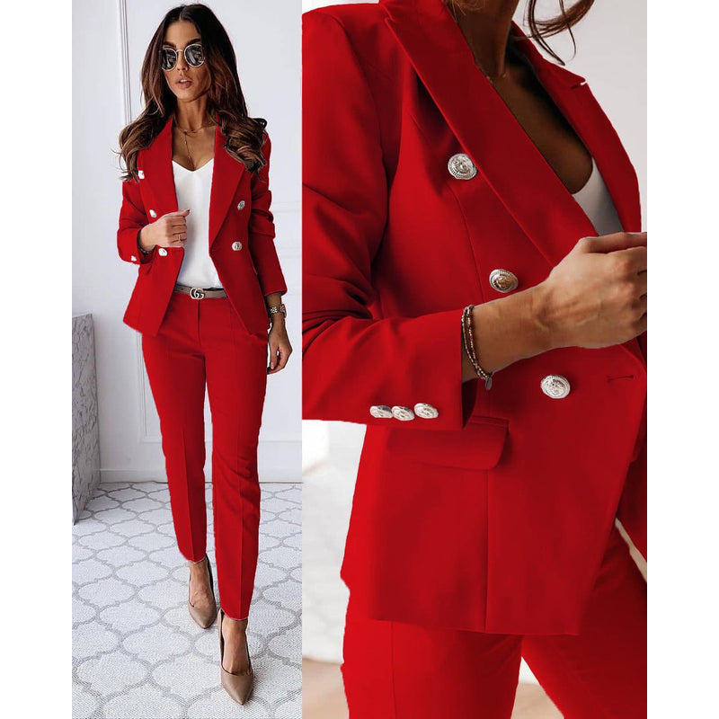 Donna con completo rosso: blazer doppiopetto con bottoni dorati e pantaloni