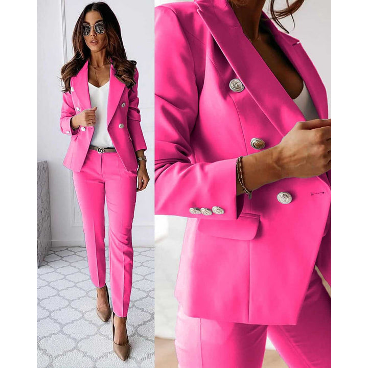 Donna con completo rosa: blazer doppiopetto con bottoni dorati e pantaloni