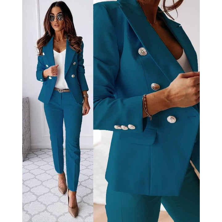Donna con completo blu petrolio: blazer doppiopetto con bottoni dorati e pantaloni