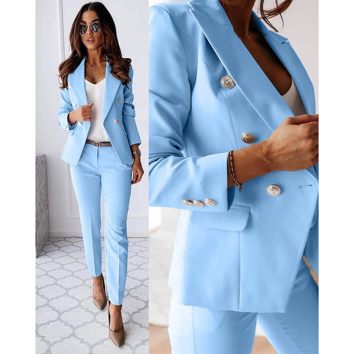 Donna con completo azzurro: blazer doppiopetto con bottoni dorati e pantaloni