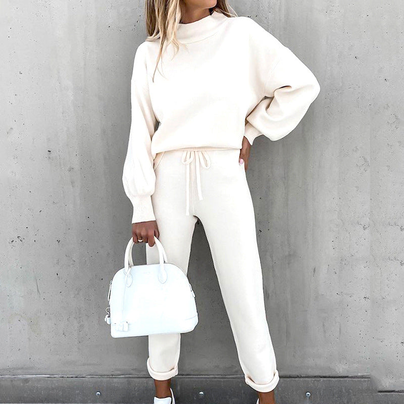 Completo in maglia da donna con dolcevita e pantaloni per uso quotidiano