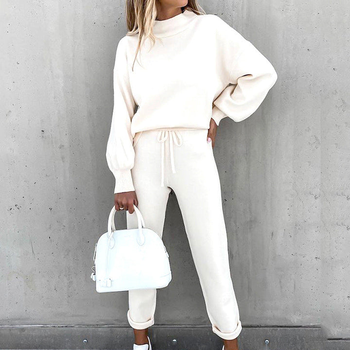Completo in maglia da donna con dolcevita e pantaloni per uso quotidiano