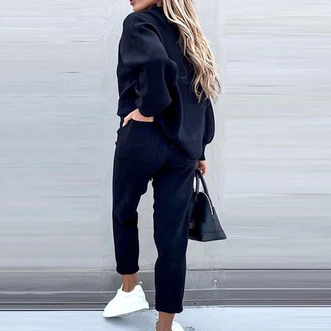 Completo in maglia da donna con dolcevita e pantaloni per uso quotidiano