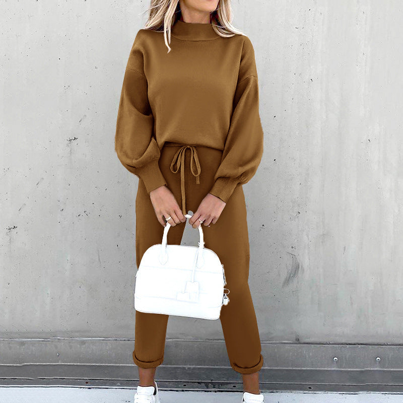 Completo in maglia da donna con dolcevita e pantaloni per uso quotidiano