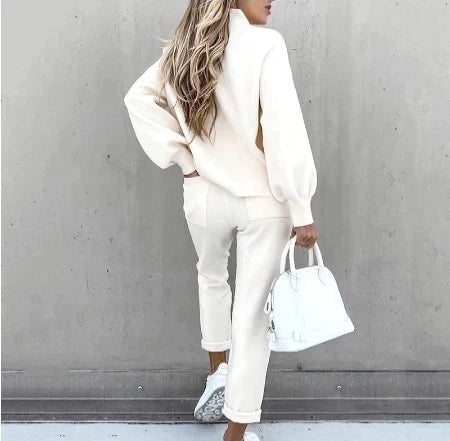 Completo in maglia da donna con dolcevita e pantaloni per uso quotidiano