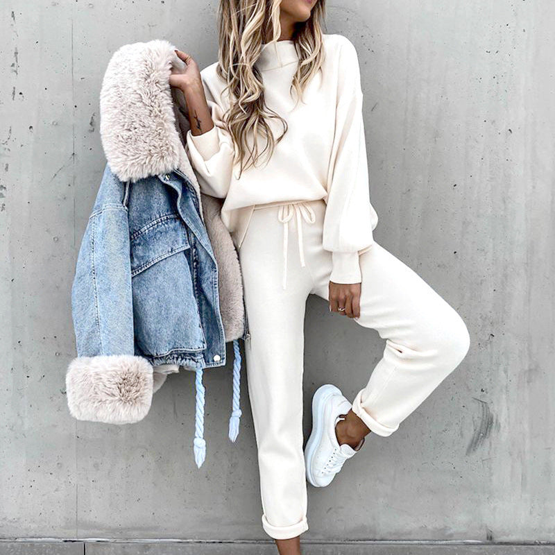 Completo in maglia da donna con dolcevita e pantaloni per uso quotidiano
