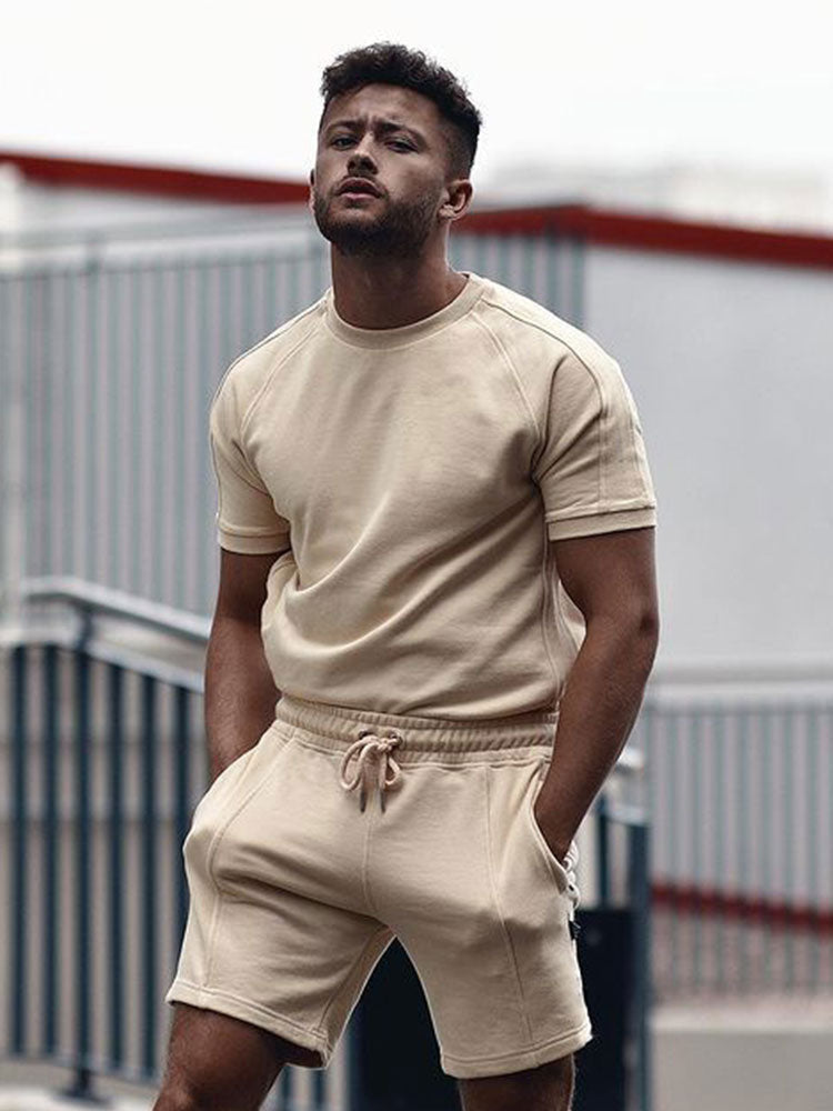 Completo t-shirt e pantaloncini da uomo per uso quotidiano 