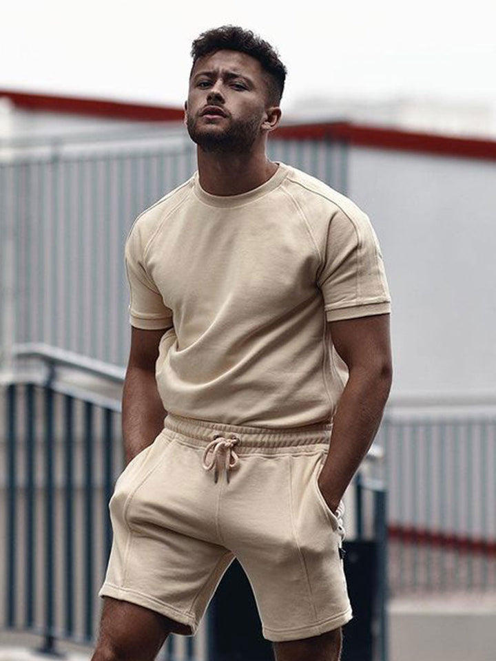 Completo t-shirt e pantaloncini da uomo per uso quotidiano 