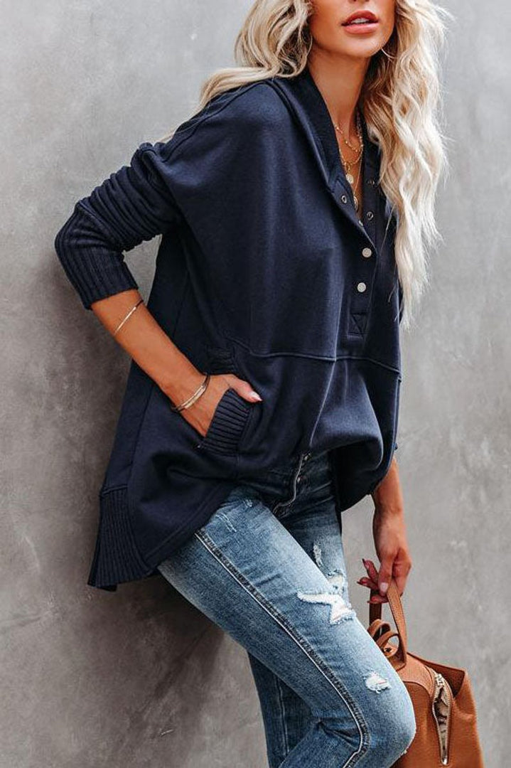 Felpa donna lunga blu navy indossata