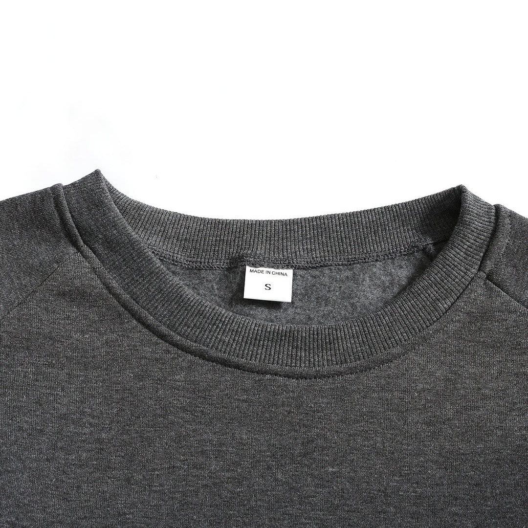 Felpa Uomo Girocollo con Maniche Raglan a Contrasto in grigio scuro, dettaglio del collo