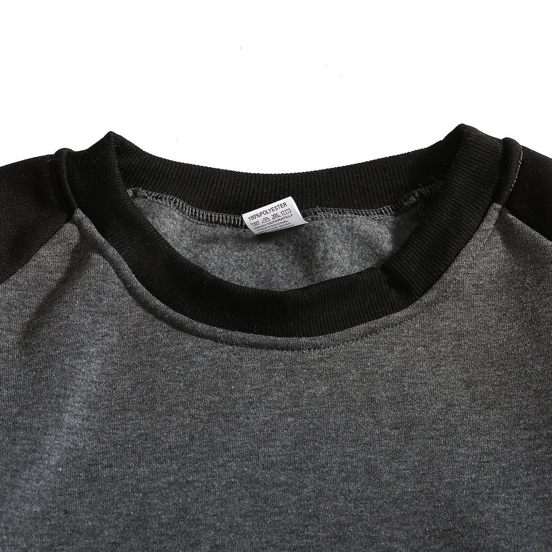 Felpa Uomo Girocollo con Maniche Raglan a Contrasto in grigio scuro e nero, dettaglio del collo