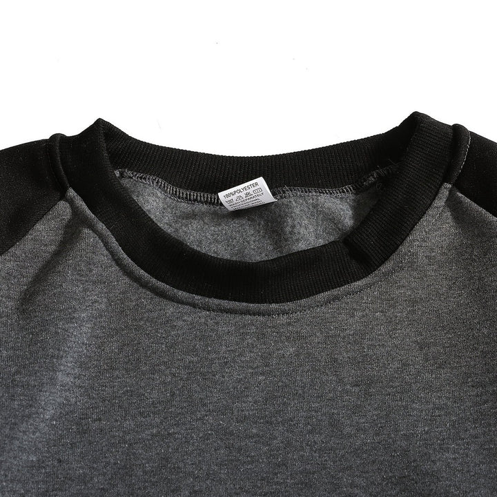 Felpa Uomo Girocollo con Maniche Raglan a Contrasto in grigio scuro e nero, dettaglio del collo