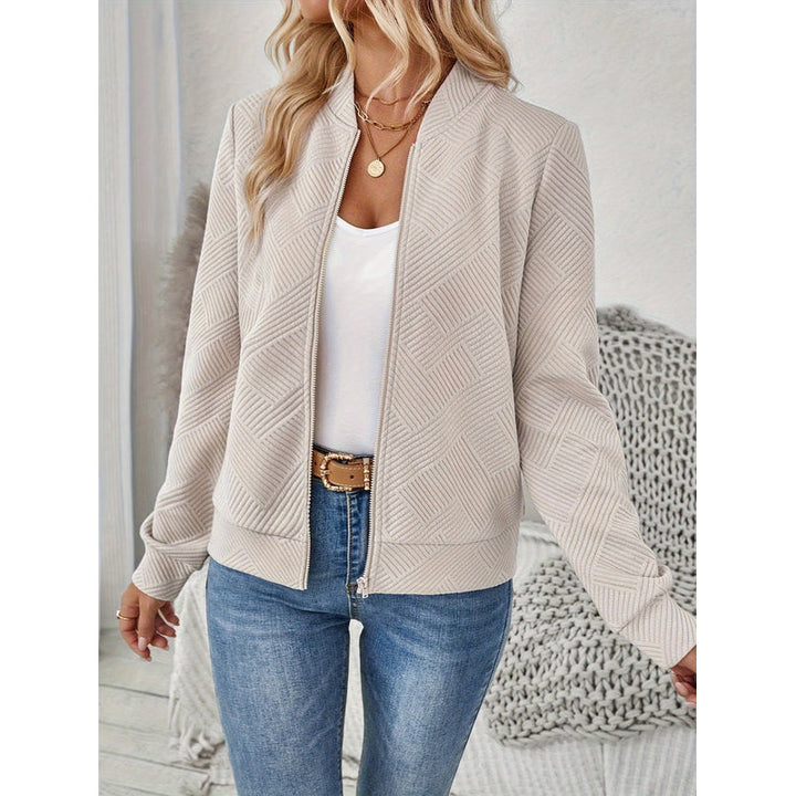 Donna con giacca bomber cachi aperta e jeans