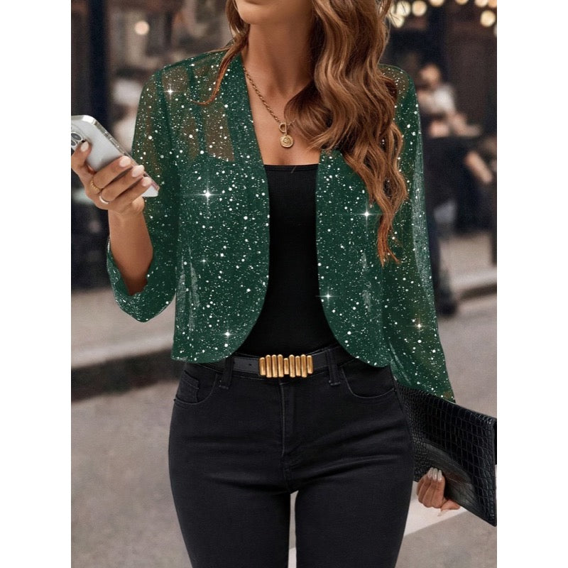 Giacca corta donna verde con paillettes indossata