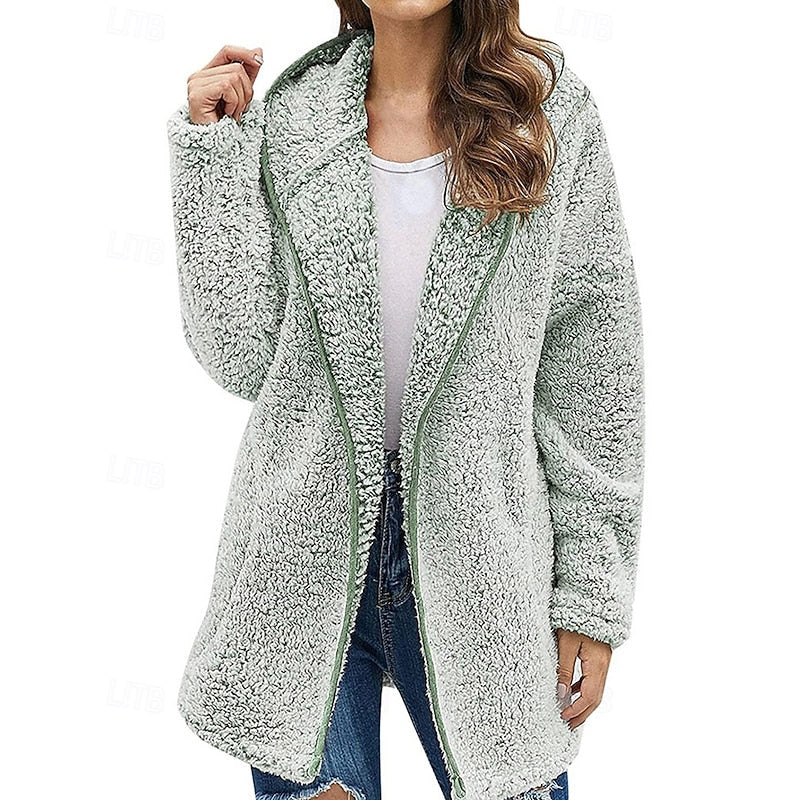 Giacca effetto teddy da donna con bordi a contrasto verde chiaro – vista frontale