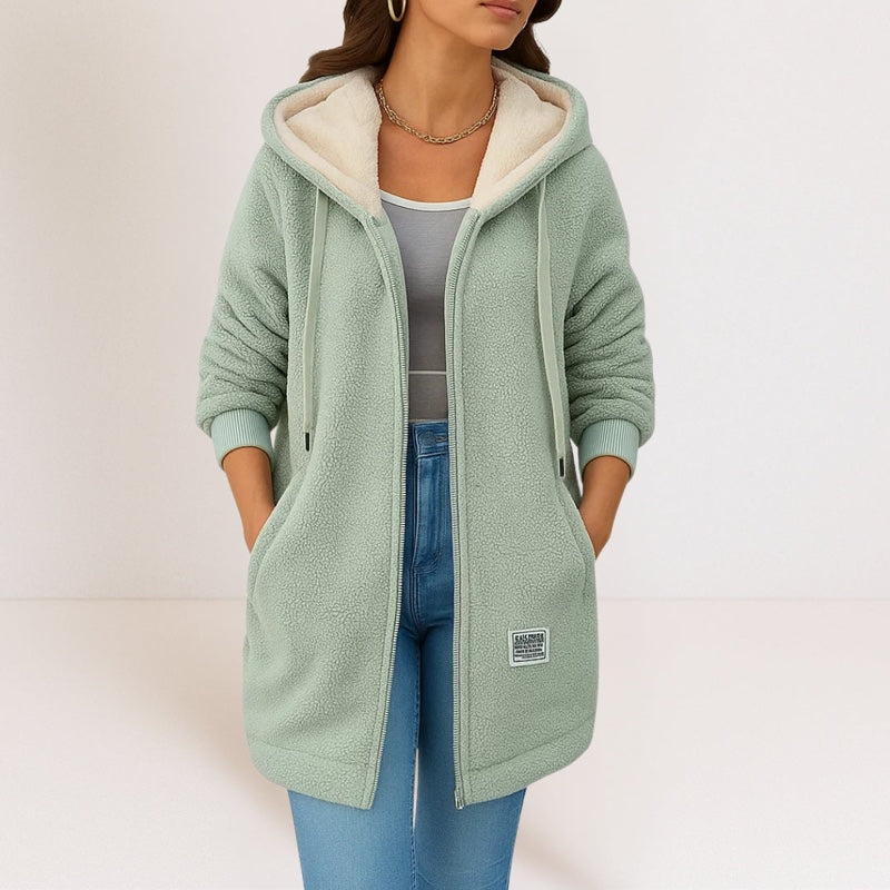Giacca lunga donna verde salvia con cappuccio indossata