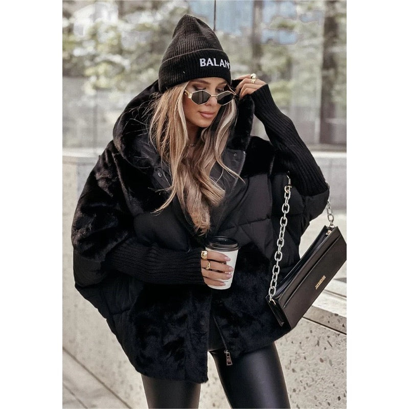 Giacca oversize da donna effetto pelliccia con cappuccio nero