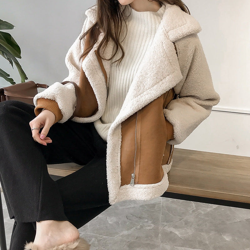 Donna con giacca stile aviatore marrone e revers effetto teddy