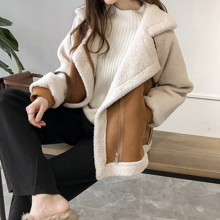 Donna con giacca stile aviatore marrone e revers effetto teddy