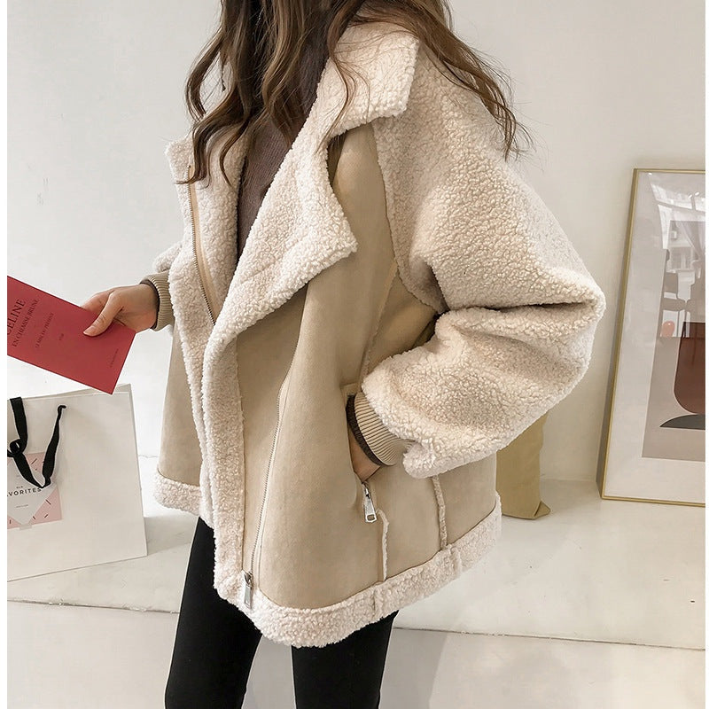 Giacca aviatore donna beige con revers effetto teddy indossata